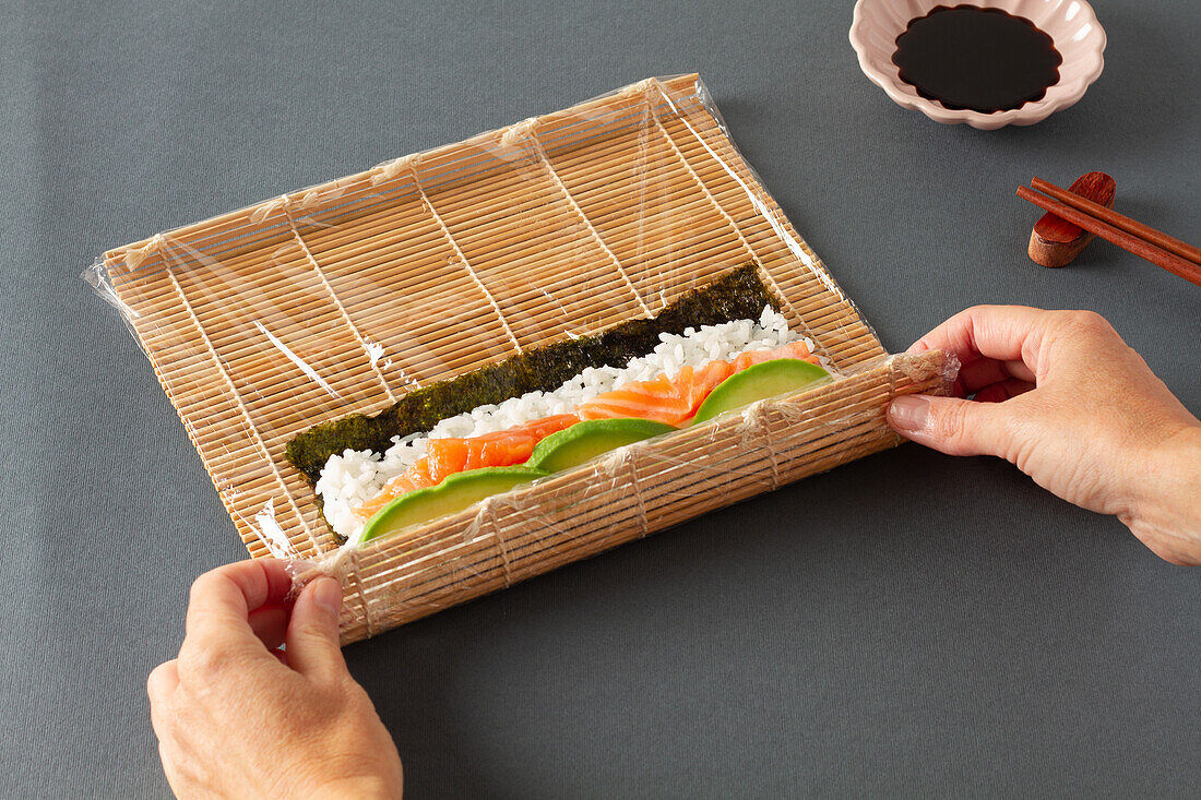 Maki-Sushi mit Lachs und Avocado zubereiten