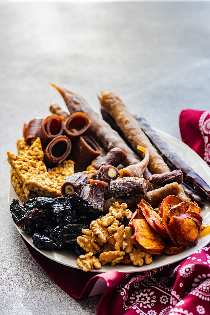 Georgischer Dessertteller mit Trockenfrüchten, Nüssen und Churchkhela