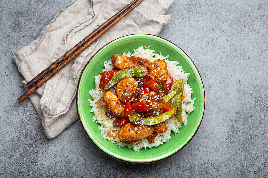 Asiatisches süß-saures Hühnchen mit Pfannengemüse und Reis