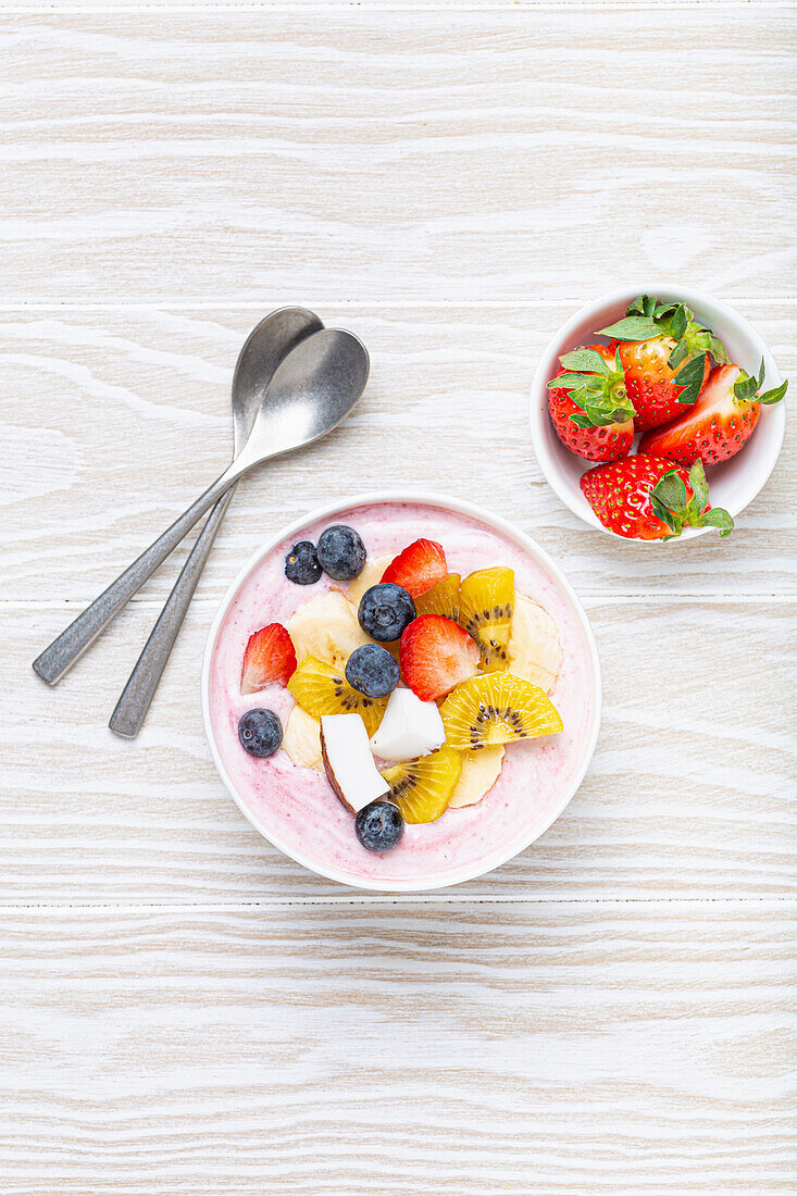 Yoghurt bowl with fresh fruit