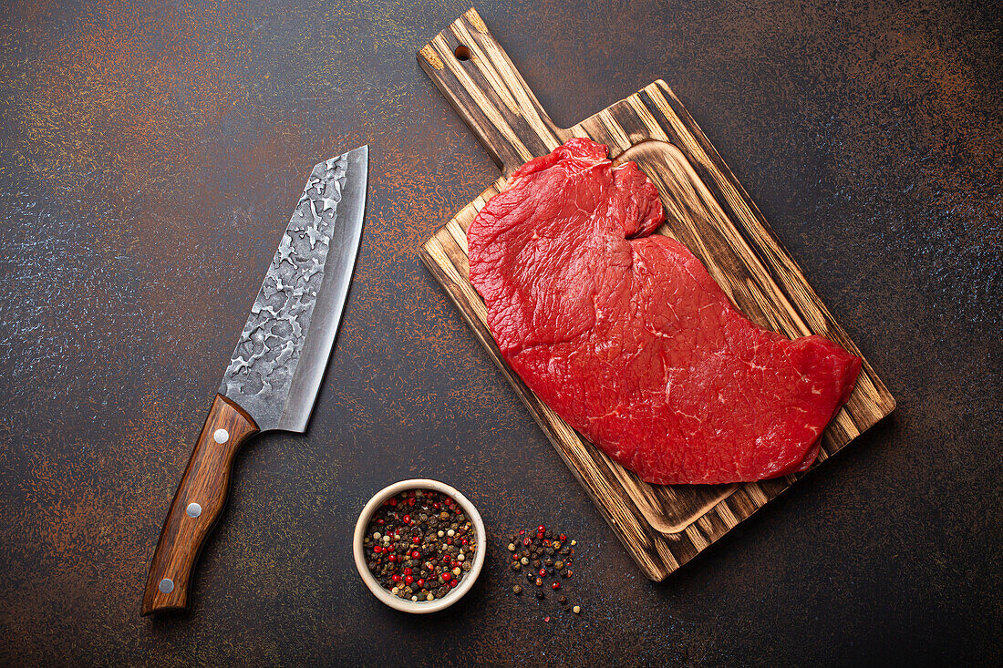 Rohes Rindersteak auf Holzschneidebrett