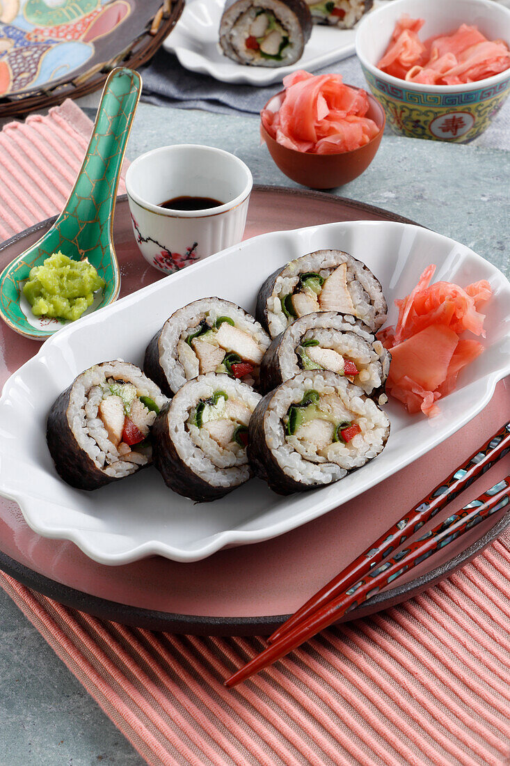 Sushi mit Hühnchenfleisch und Avocado