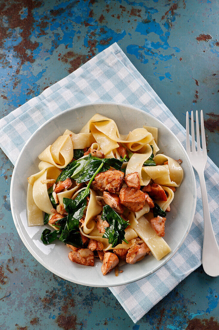 Tagliatelle with spinach and salmon in soy sauce