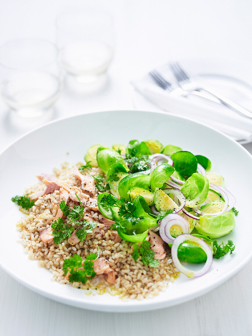 Salat mit geräucherter Forelle und braunem Reis