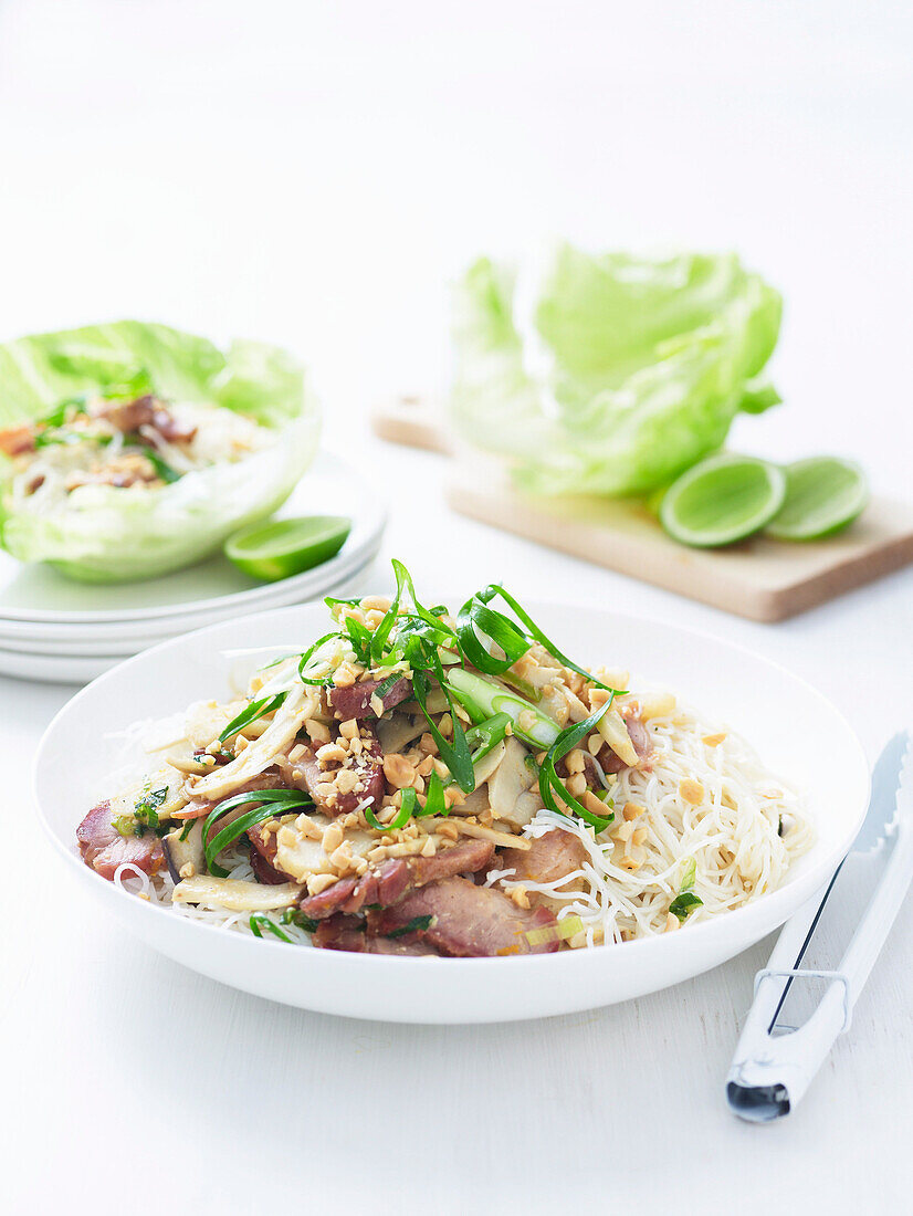 Chinesischer Reisnudelsalat mit gegrilltem Schweinefleisch