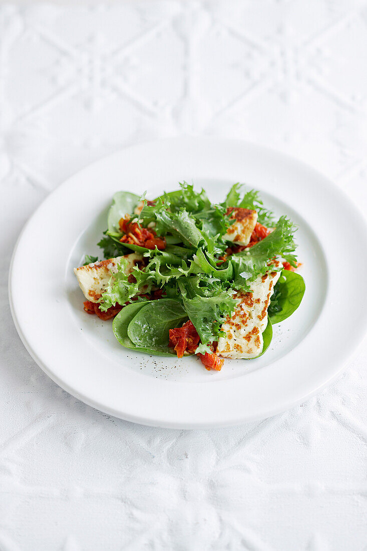 Gebratener Halloumi mit grünem Salat