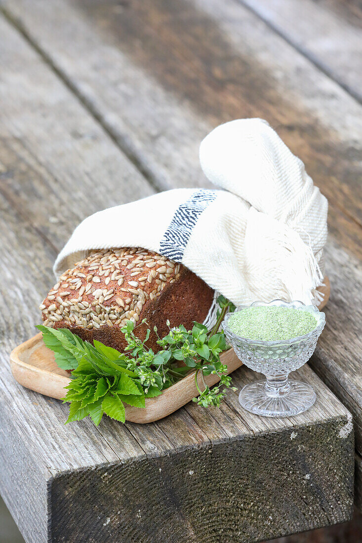 Kräutersalz zu Brot