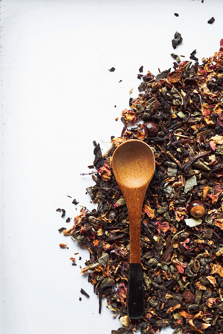 Holzlöffel auf getrocknetem Tee aus Früchten und Blüten
