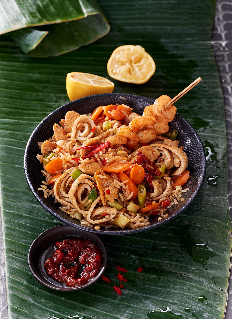 Nasi Goreng mit Garnelenspießen und Hähnchenbrust