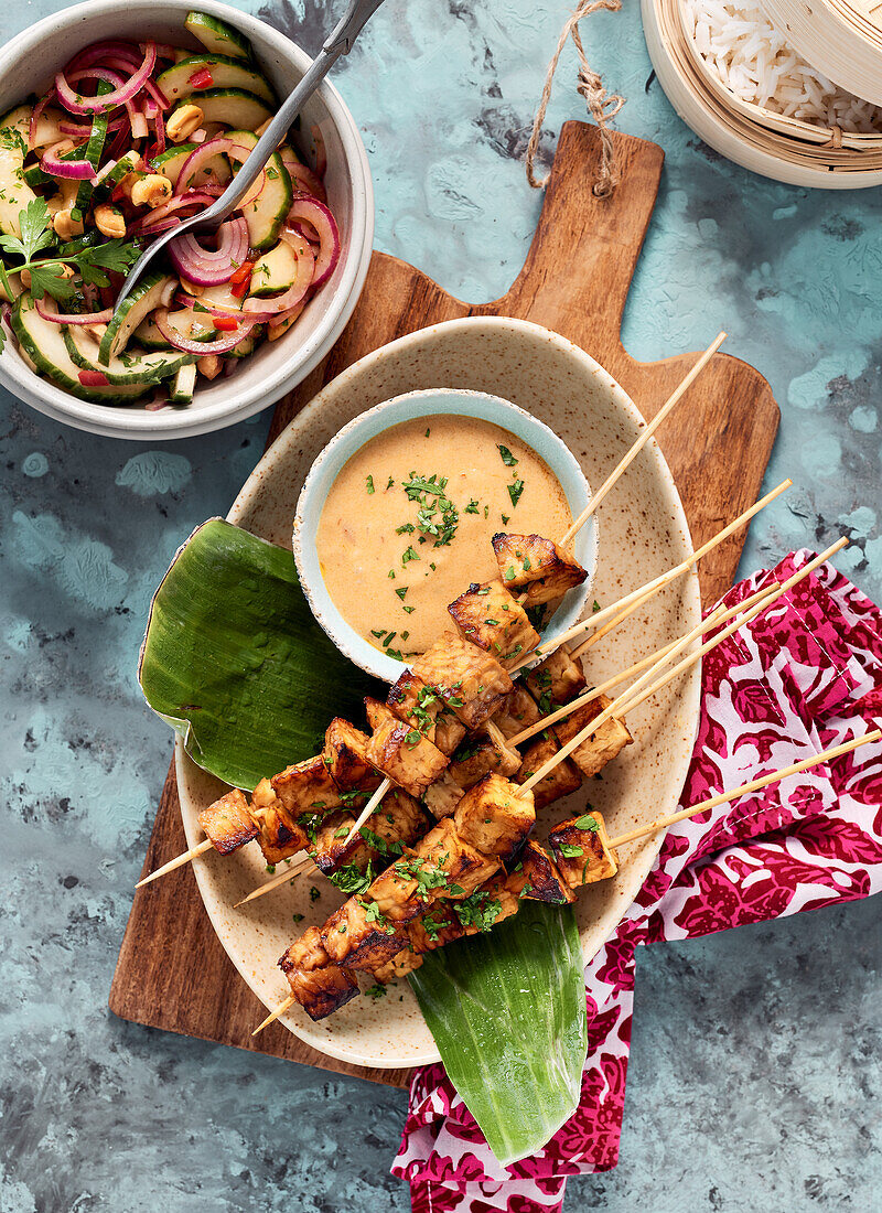 Tempeh-Spieße mit scharfer Erdnusssauce