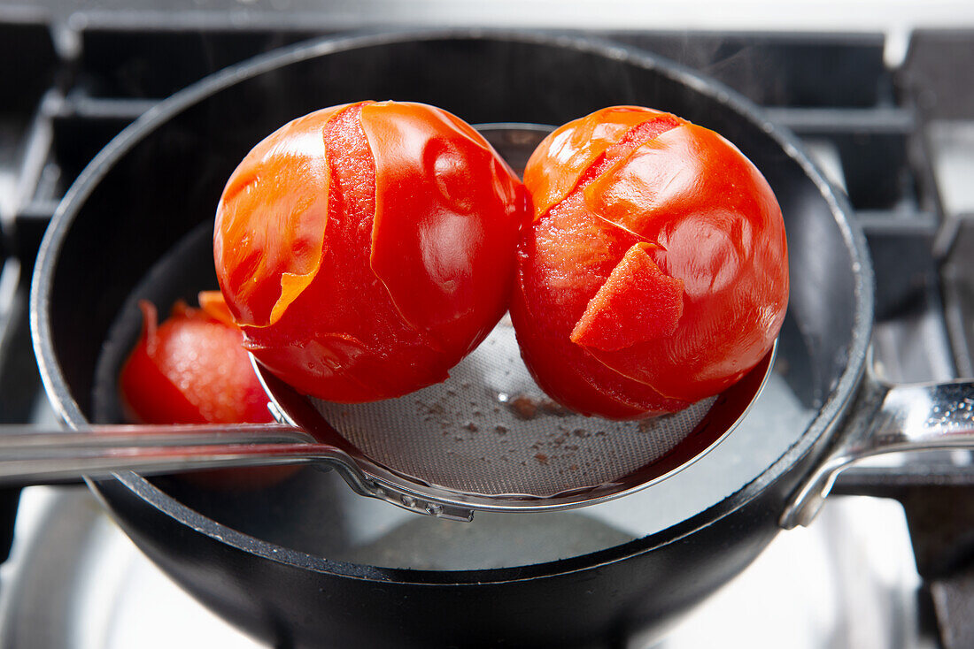 Skinning tomatoes