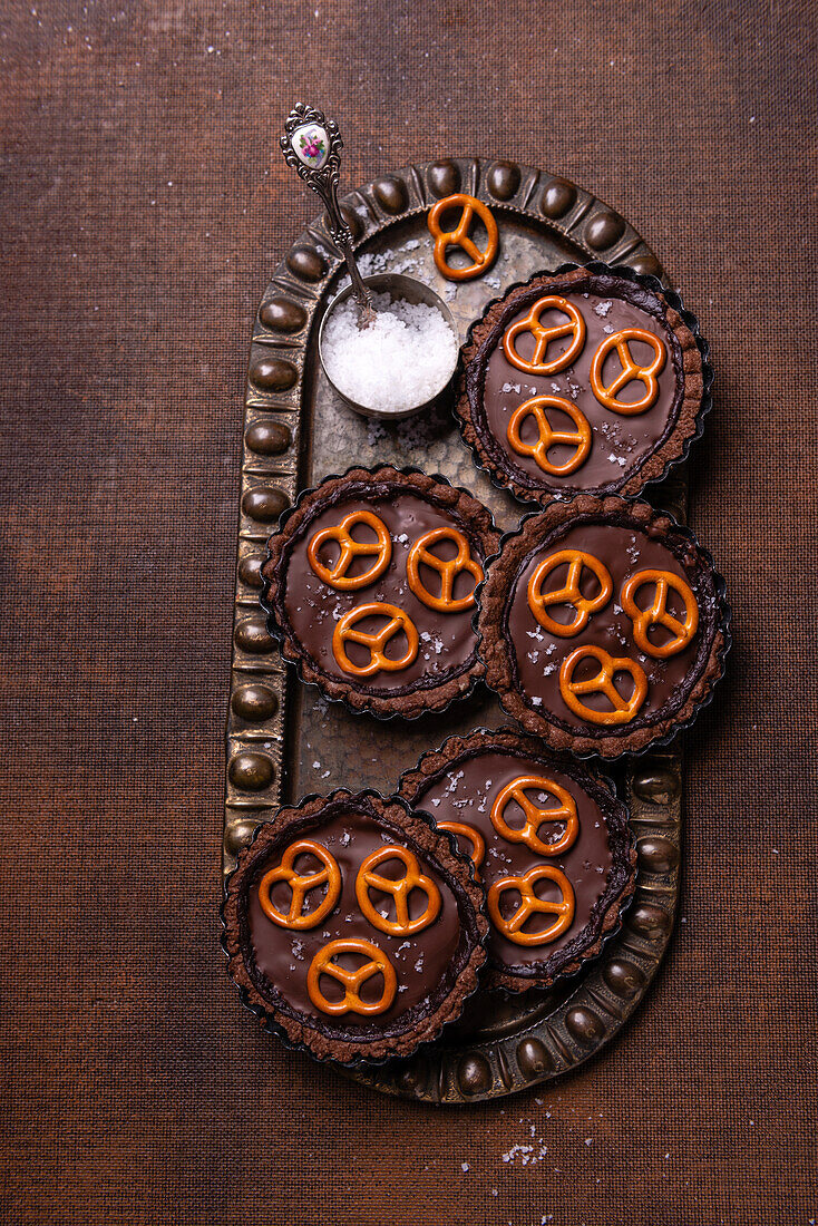 Vegan chocolate tartlets with salted pretzels