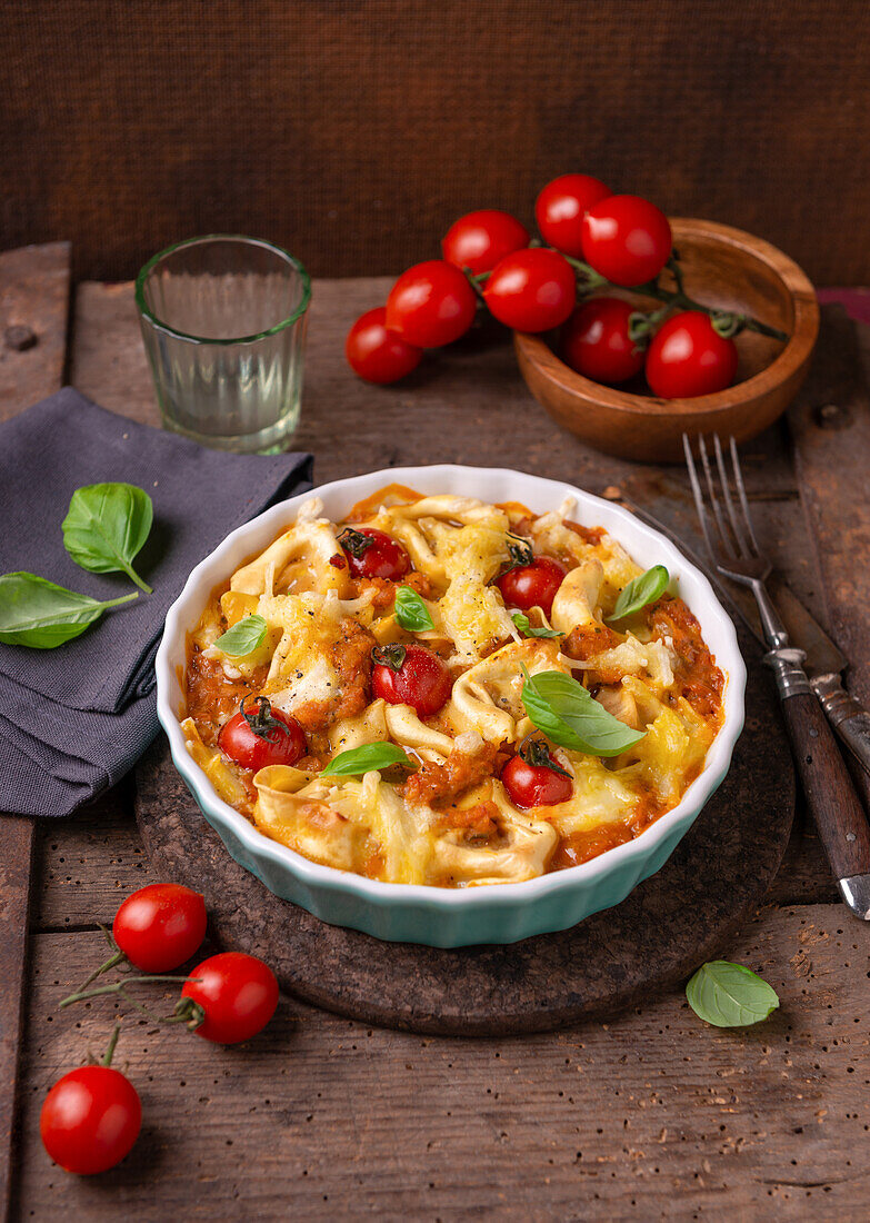 Veganer Tortellini-Linsen-Auflauf mit Tomaten und Basilikum