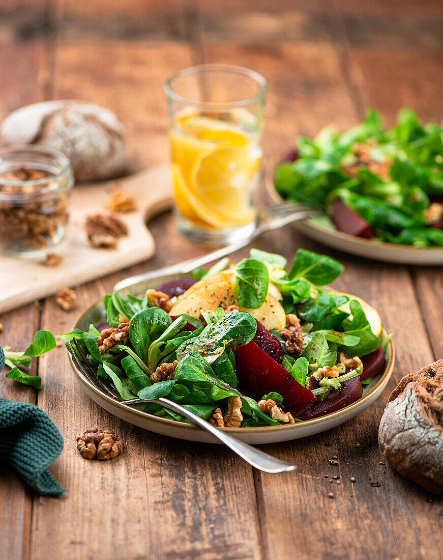 Rote-Bete-Apfel-Salat mit Walnüssen