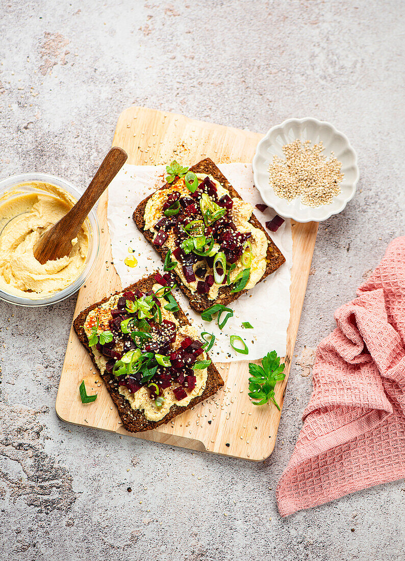 Brot mit Hummus und Rote-Bete-Tatar