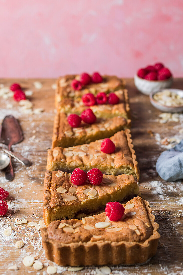 Hausgemachte Bakewell-Tarte mit Himbeeren