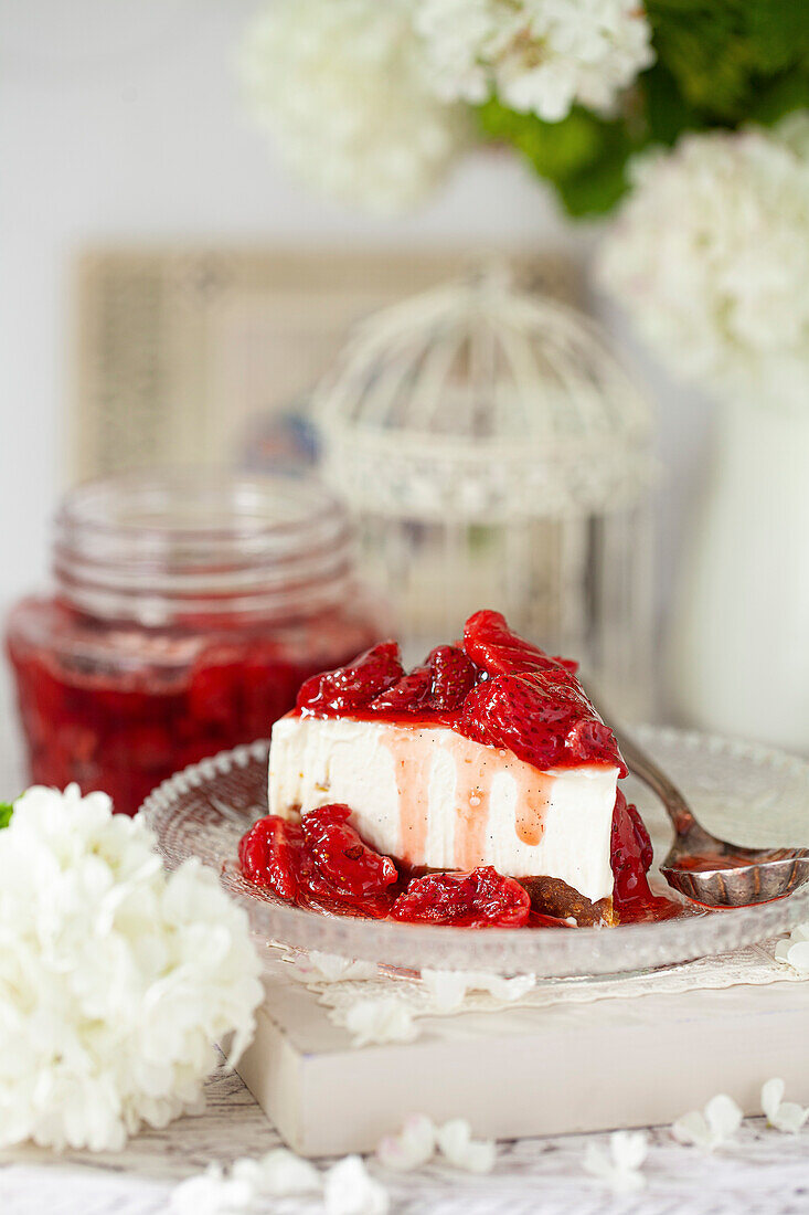 No-Bake Frischkäsekuchen mit Vanille-Erdbeersauce