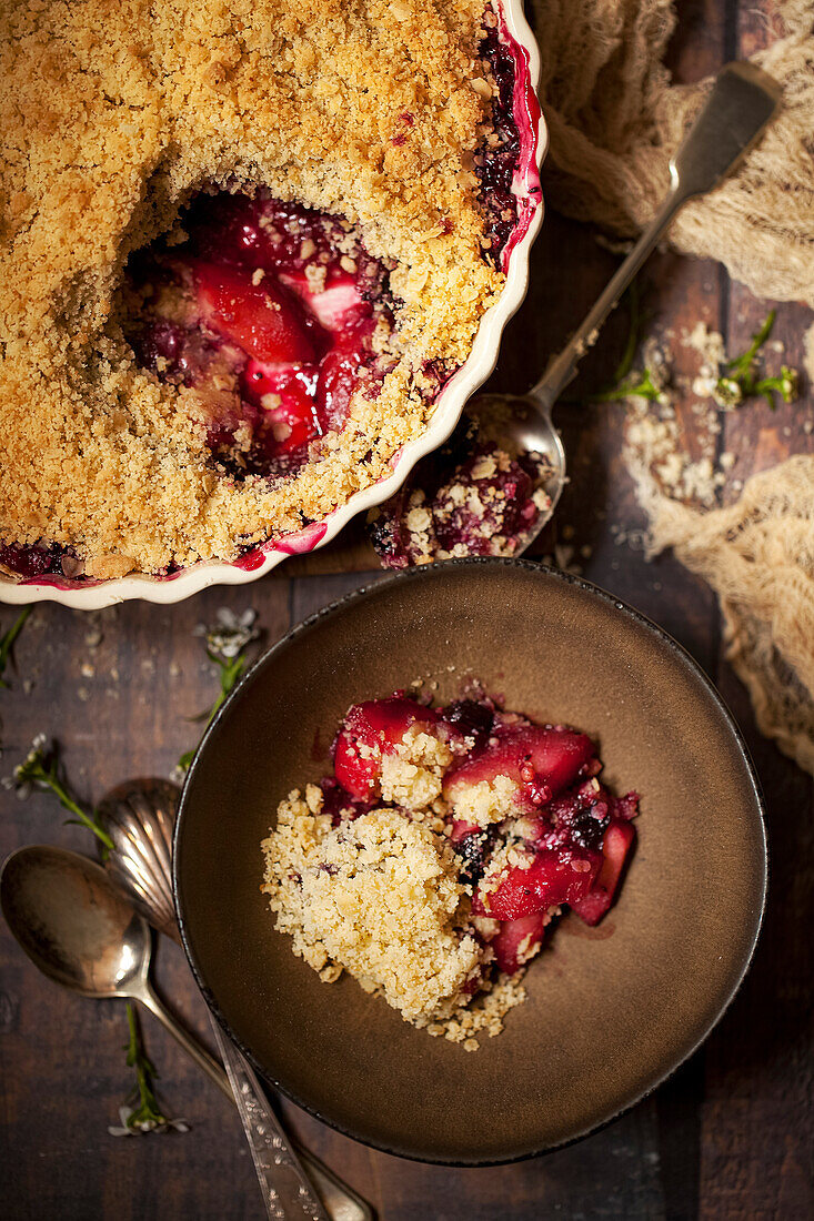 Crumble mit Äpfeln und schwarzen Johannisbeeren