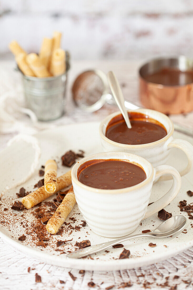 Cioccolata calda - heiße Schokolade nach italienischer Art mit Waffelzigarren