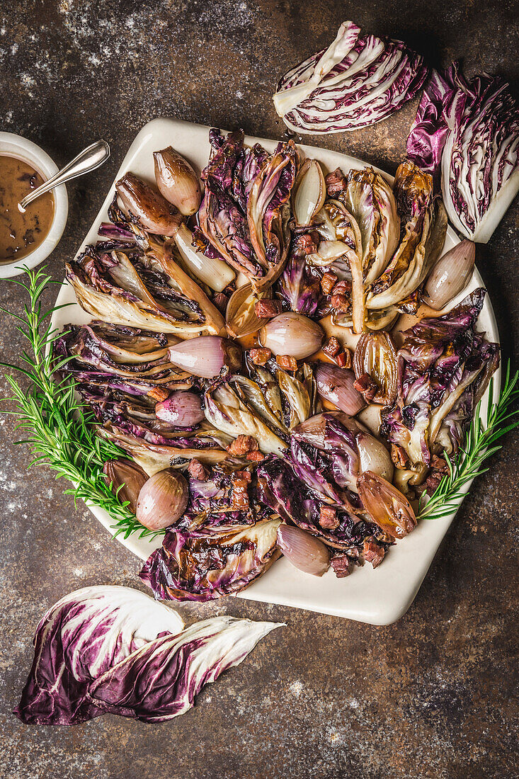 Geschmorter Radicchio mit Schalotten und Sauce