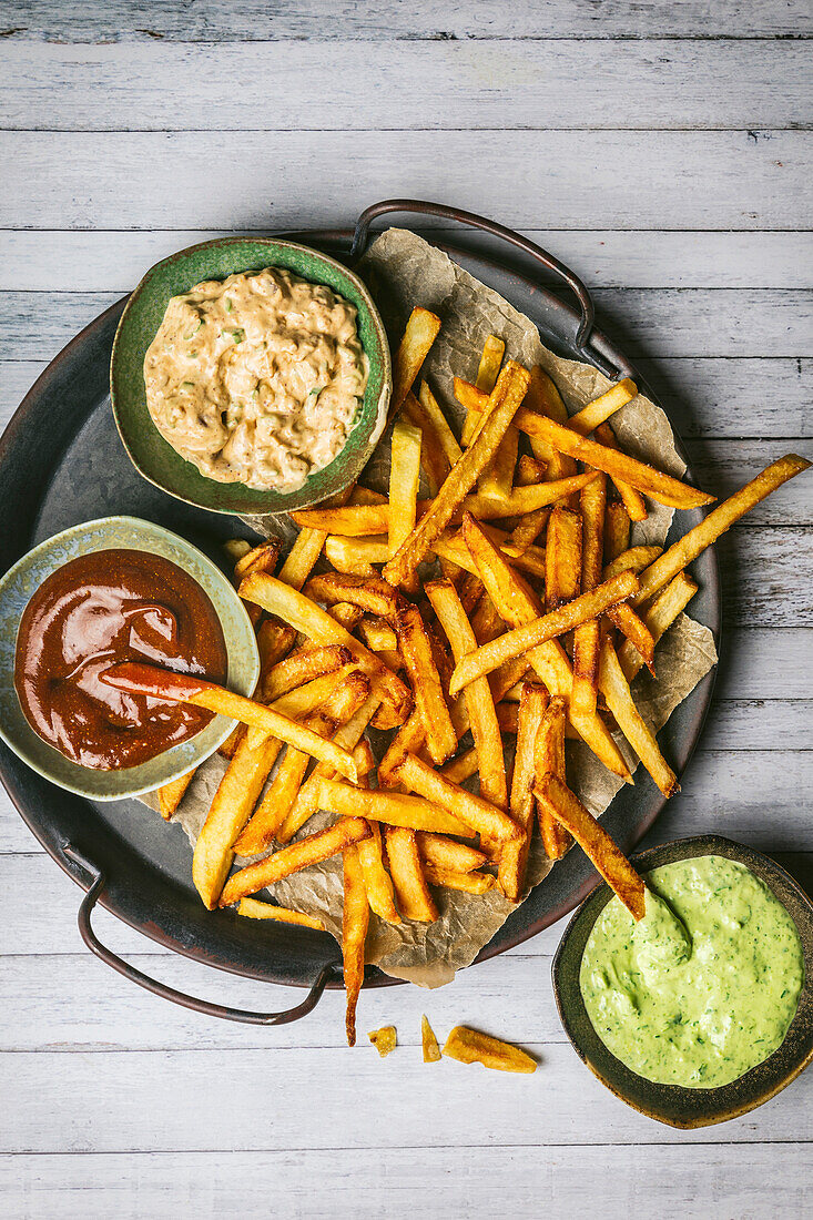 Pommes frites mit drei Dips