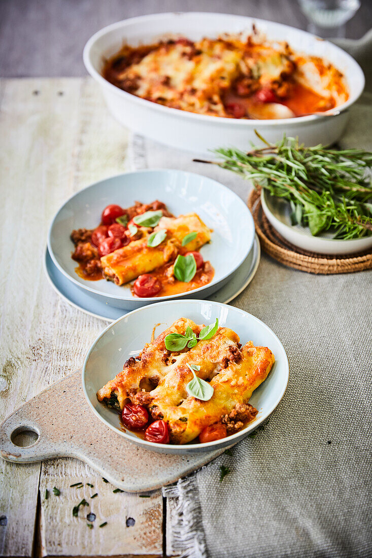 Cannelloni with minced meat and cherry tomatoes