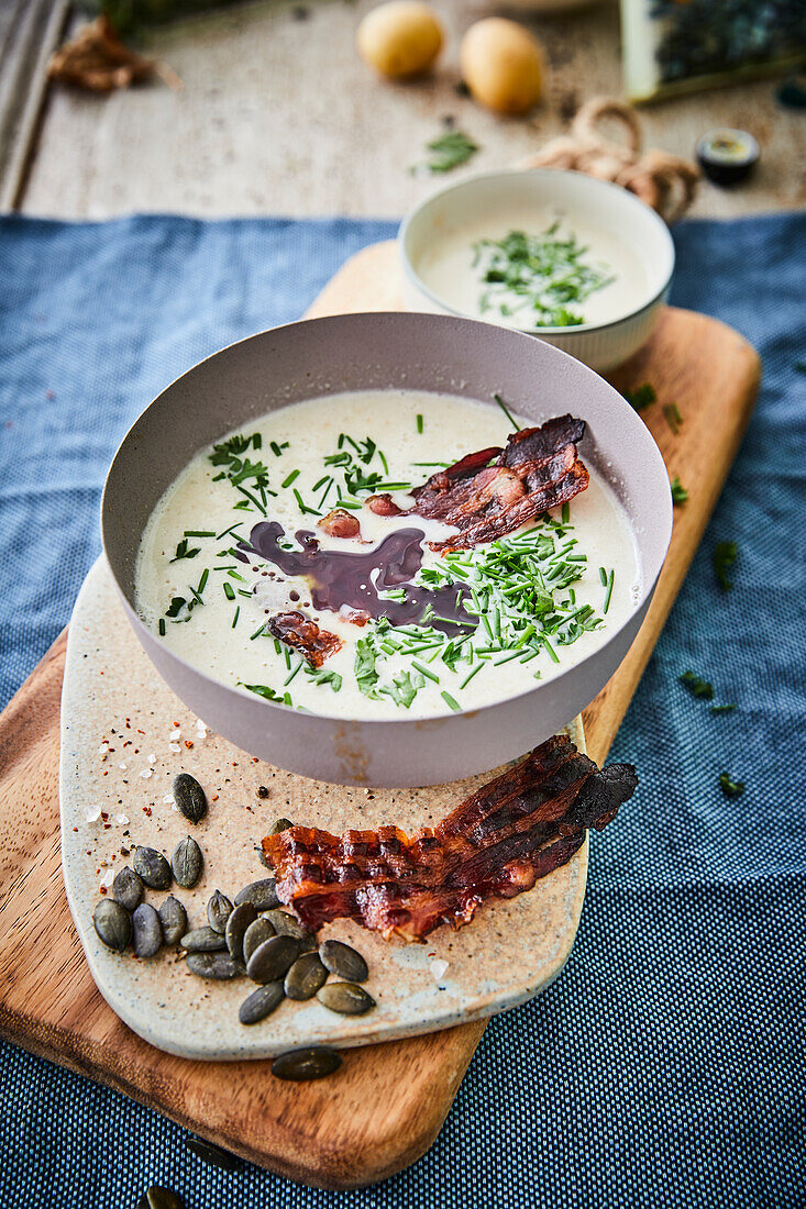 Kartoffelsuppe mit Speck und Kürbiskernöl