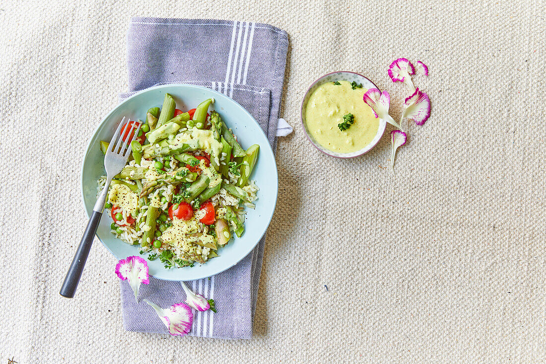 Reissalat mit grünem Spargel und Kirschtomaten