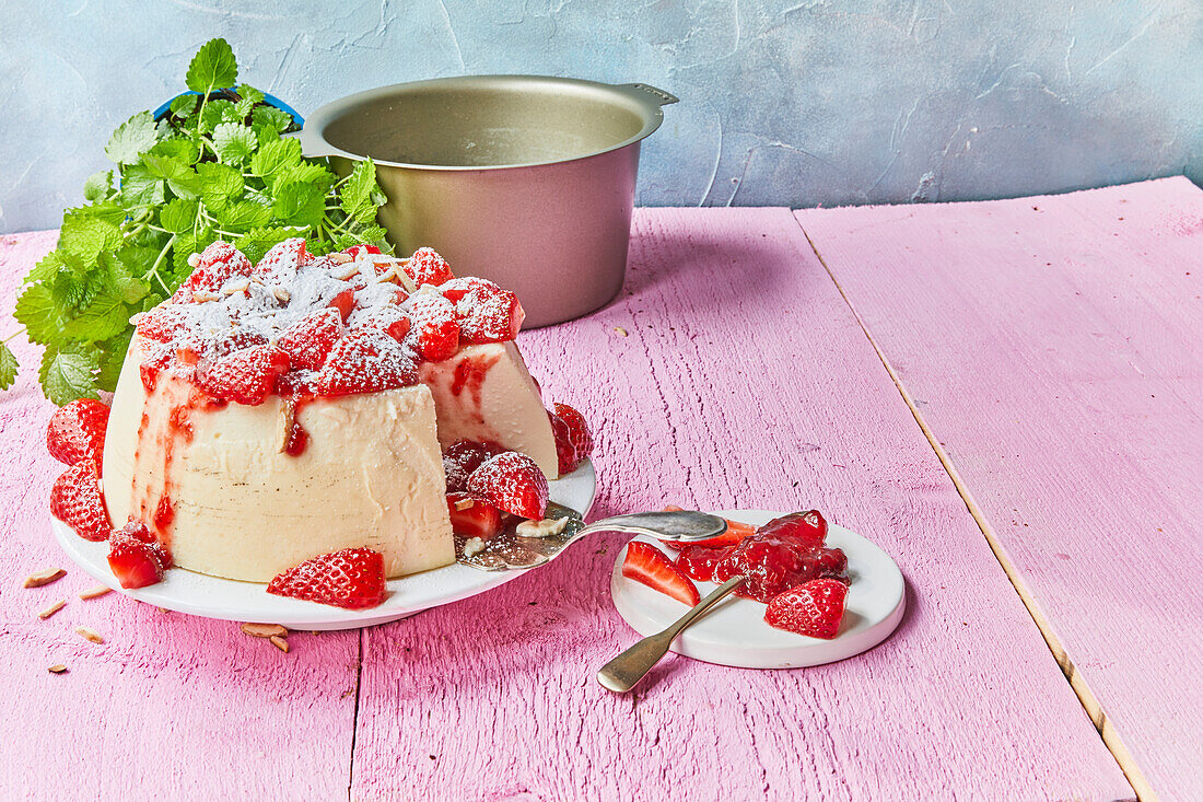 Vanilla ice cream cake with strawberries