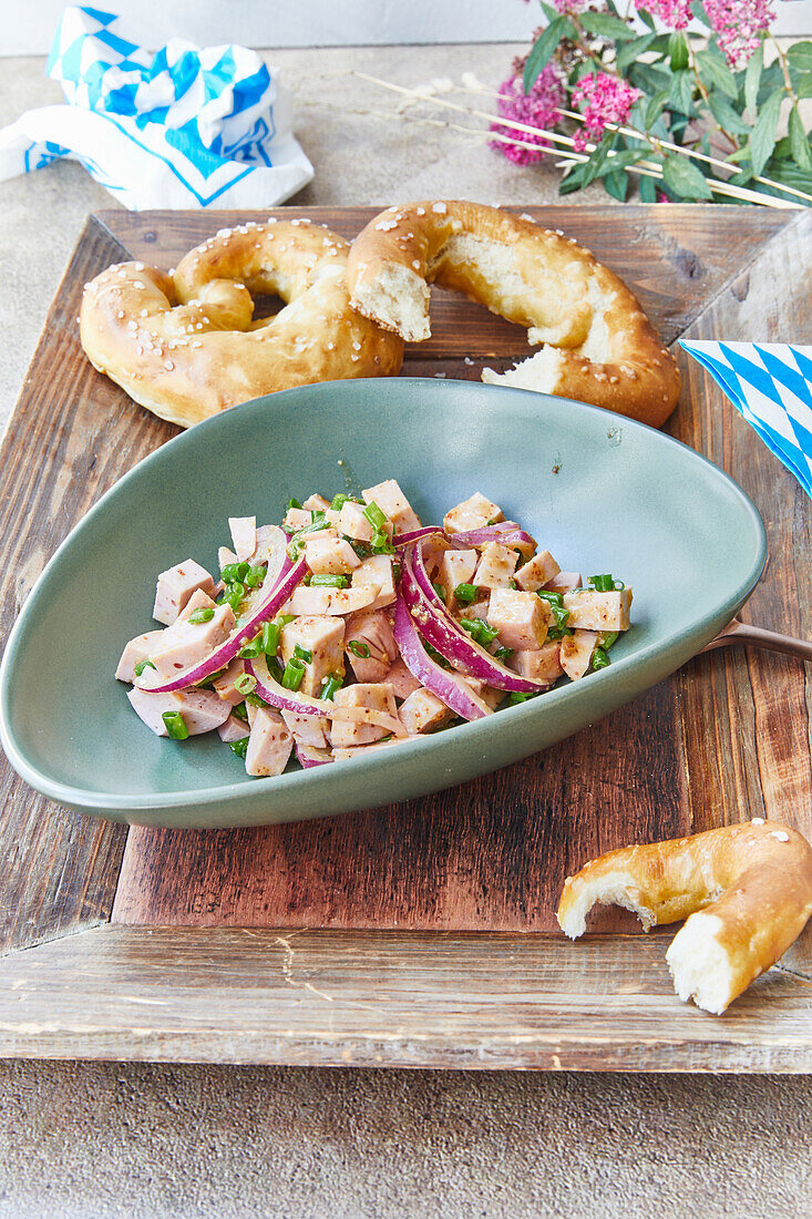 Wurstsalat mit roten Zwiebeln und Schnittlauch