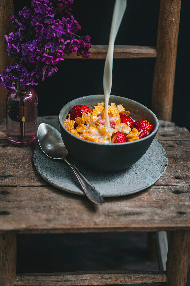 Cornflakes mit frischen Erdbeeren und Milch