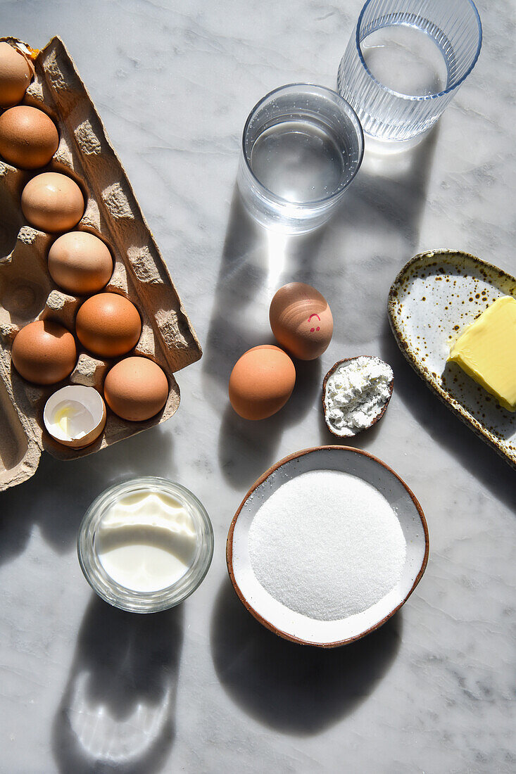 Backzutaten: Eier, Mehl, Zucker und Butter
