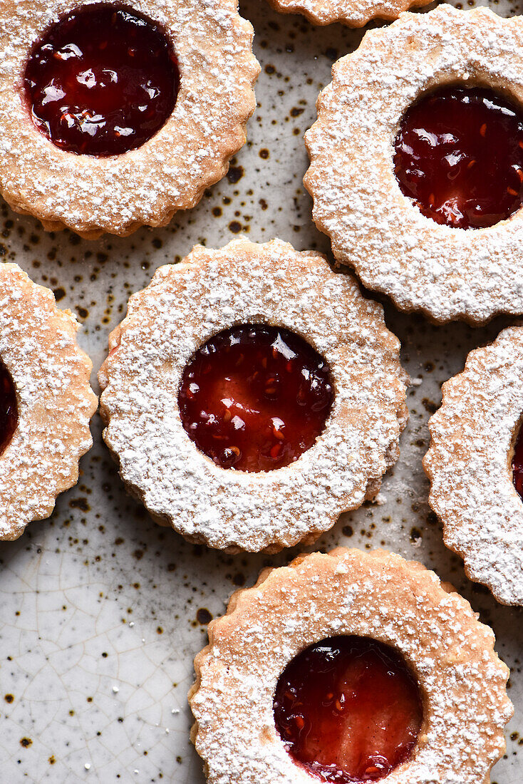 Linzer Kekse mit Himbeermarmelade