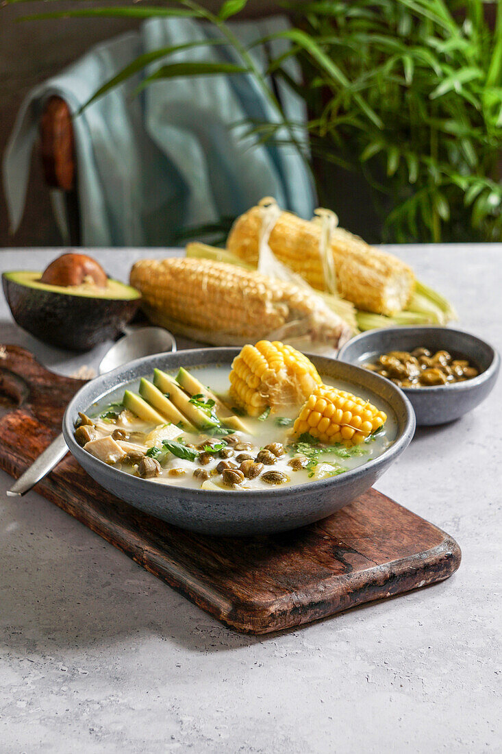 Ajiaco Colombiano (kolumbianische Suppe mit Kartoffeln, Hühnchen, Avocado)