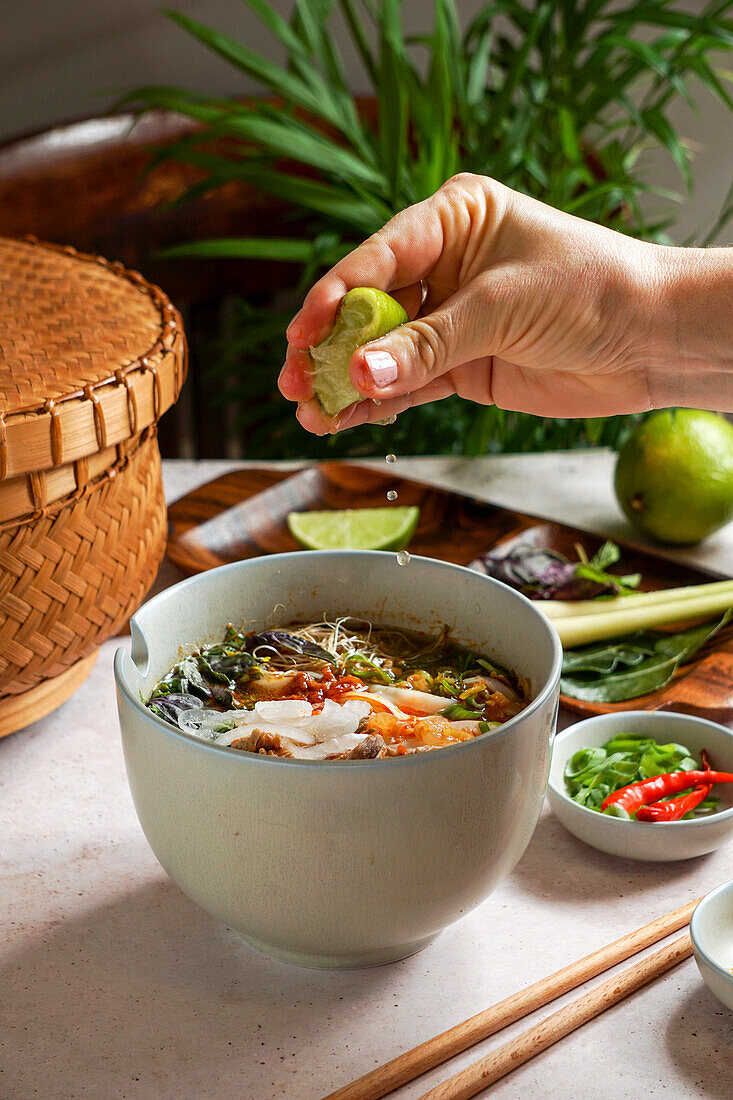 Bun Bo Hue, Bun Bo (scharfe, vietnamesische Rindfleisch-Nudelsuppe)