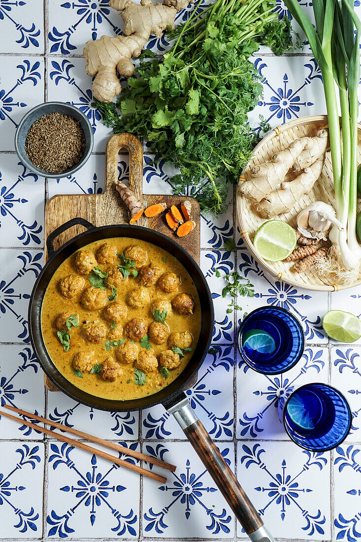 Thailändische Truthahn-Fleischbällchen in roter Kokos-Curry-Sauce