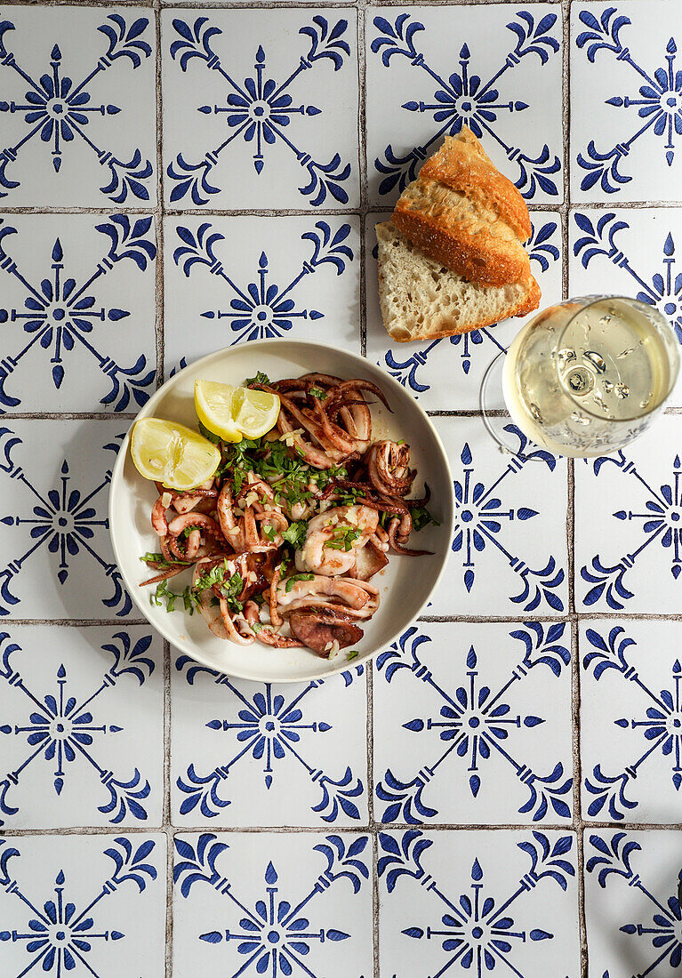 Squid fried with garlic and lemon juice, parsley