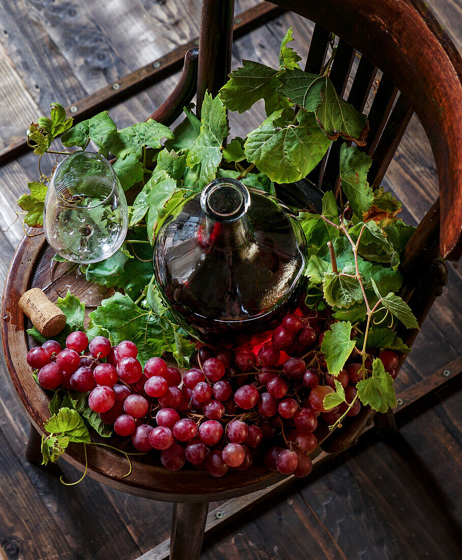 Herbststillleben mit Wein und Trauben