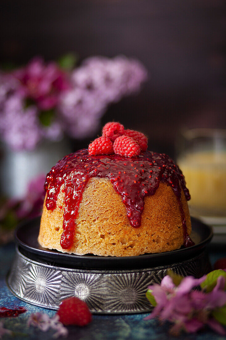 Gedämpfter Sponge Pudding mit Himbeermarmelade und frischen Himbeeren (Großbritannien)