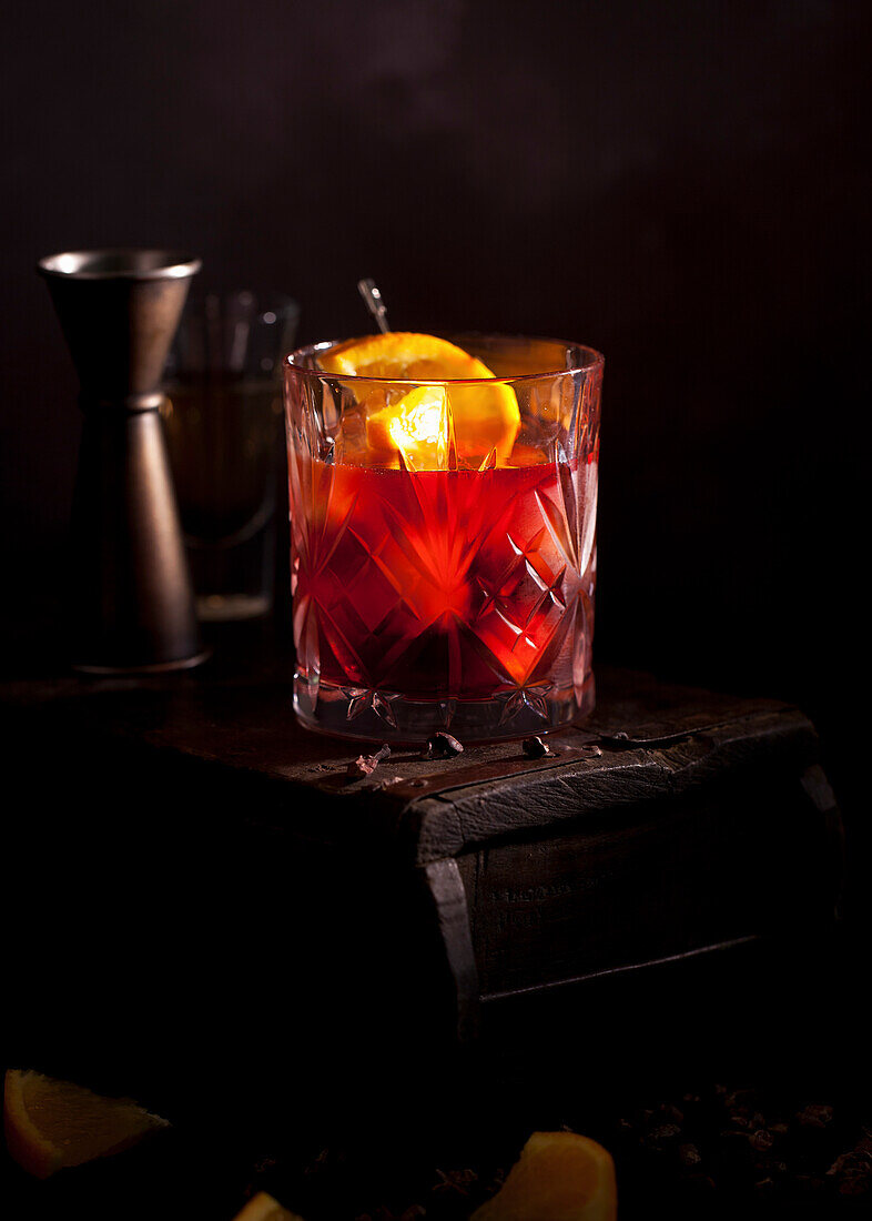 Negroni-Cocktail, garniert mit frischer Orange