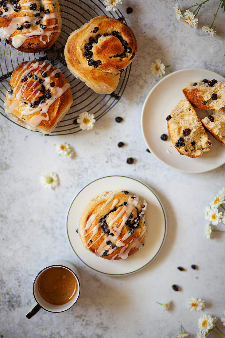 Englische Johannisbeerbrötchen, teils mit Zuckerguss