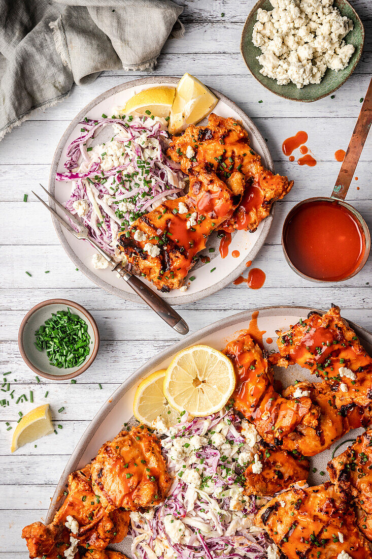 Gegrilltes Hähnchen mit würziger Soße und Krautsalat