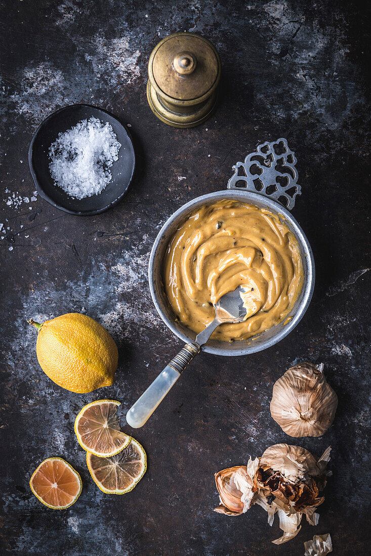 Knoblauch-Trüffel-Aioli mit rosa Zitronen, Knoblauch und Meersalz