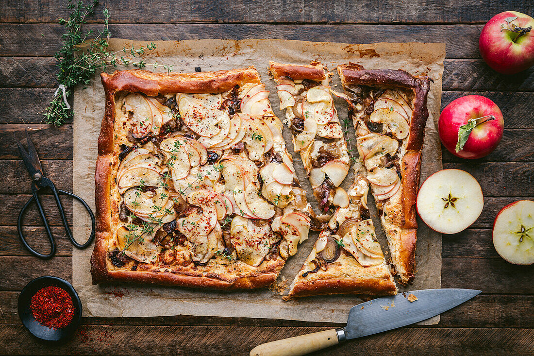 Puff pastry tart with cheese, apples and thyme