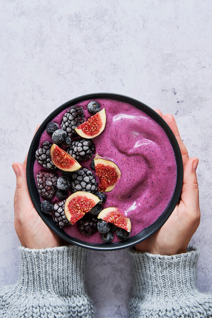 Smoothie bowl with berries and figs