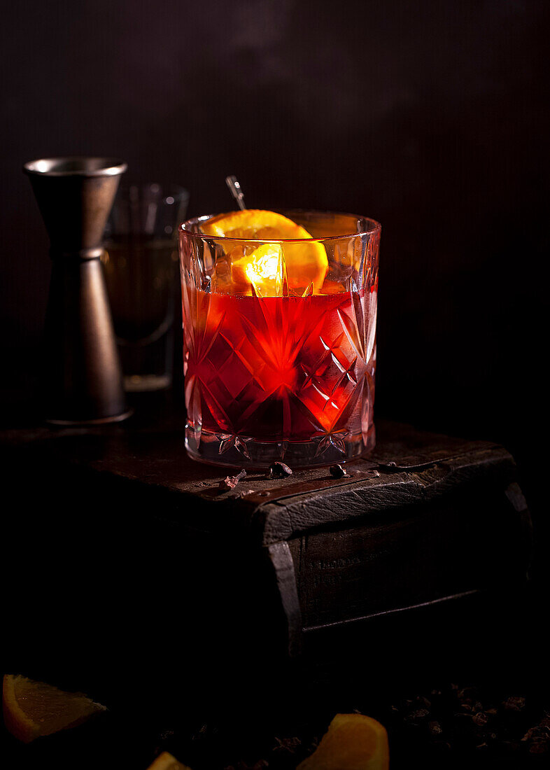 Klassischer Negroni-Cocktail, serviert auf Eis mit einer Orangenscheibe