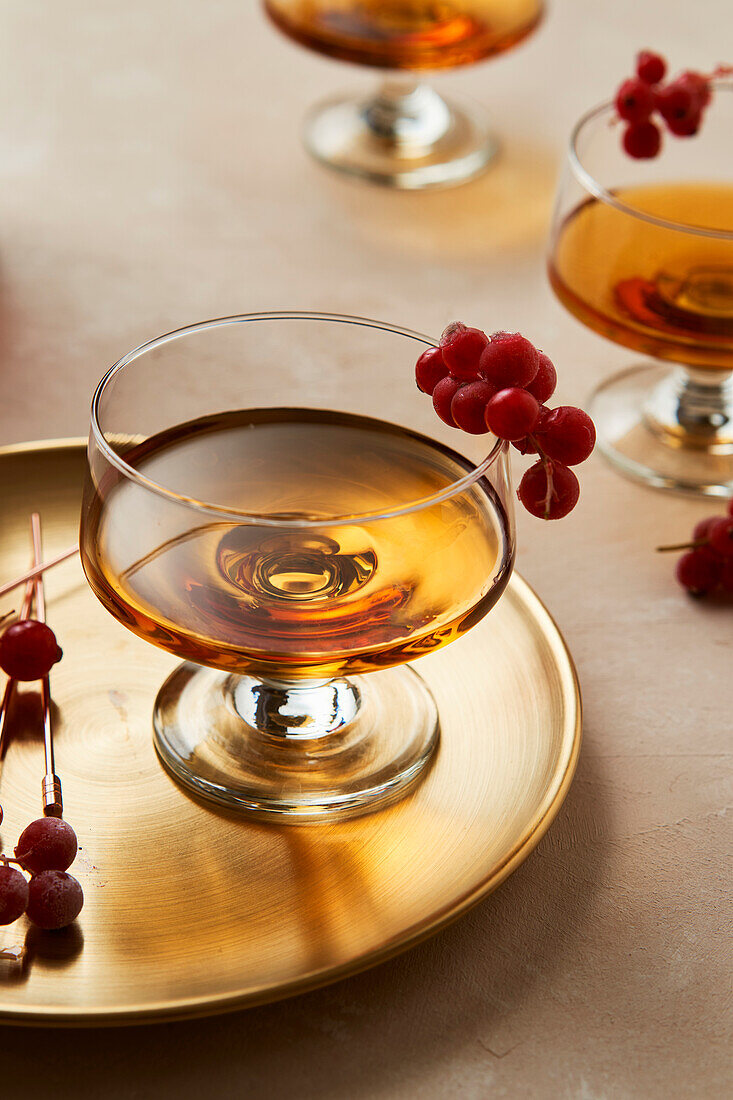 Rum mit roten Johannisbeeren