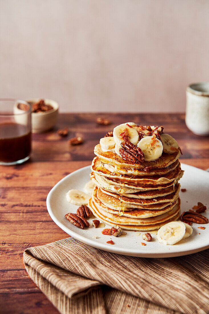 Pancakes mit Bananen, Pekannüssen und Ahornsirup