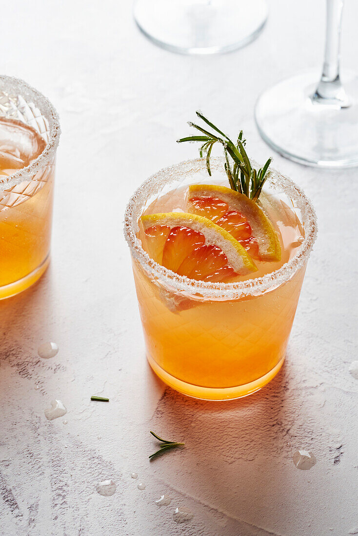 Grapefruit-Drink mit Rosmaringarnitur