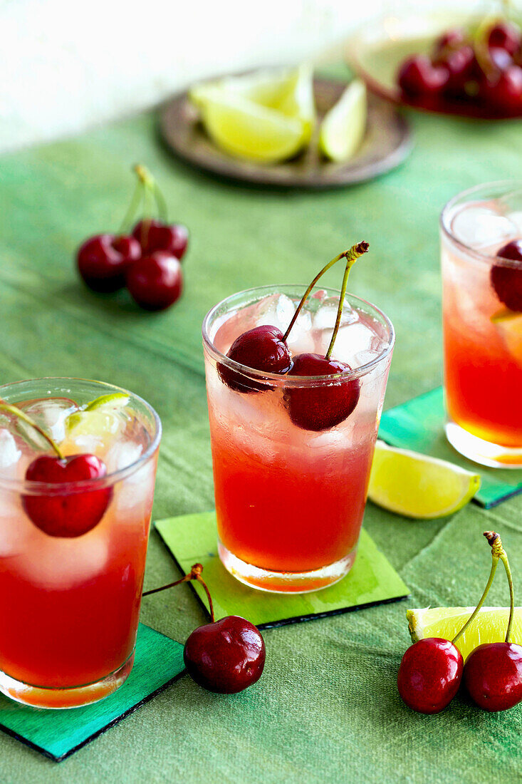 Cocktail 'Bing Cherry Presbyterian' mit Bourbon und Kirschen